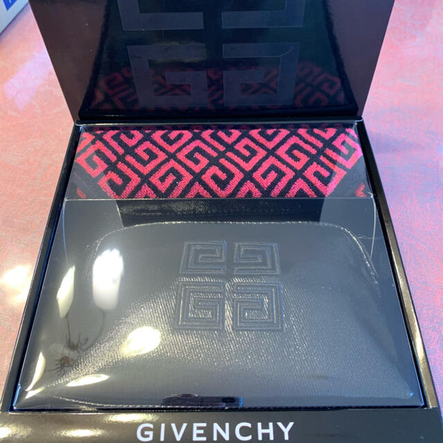 GIVENCHY(ジバンシィ)のジバンシー　ポーチ&ミニタオルセット コスメ/美容のキット/セット(コフレ/メイクアップセット)の商品写真