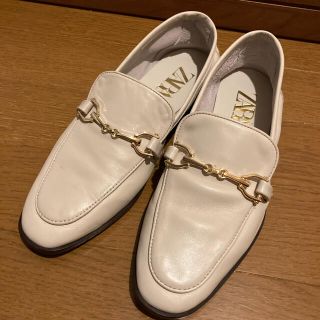 ザラ(ZARA)のZARA バックル付きレザーモカシン　35(ローファー/革靴)