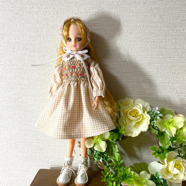 リカちゃんハンドメイド服　スモッキングとミニ薔薇刺繍のワンピースセット