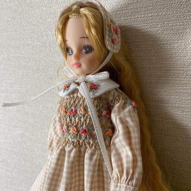 リカちゃんハンドメイド服　スモッキングとミニ薔薇刺繍のワンピースセット