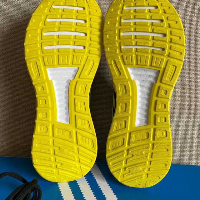 adidas(アディダス)のアディダススニーカー　22.5㎝ キッズ/ベビー/マタニティのキッズ靴/シューズ(15cm~)(スニーカー)の商品写真