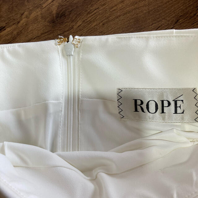 ROPE’(ロペ)のロペ　ROPE タイトスカート　白　ベルト付き レディースのスカート(ひざ丈スカート)の商品写真