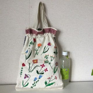 刺繍巾着バッグ　花　帆布　ハンドメイド(バッグ)