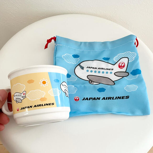 JAL(日本航空)(ジャル(ニホンコウクウ))の【非売品】JAL☆マグカップ コップ 巾着 キッズ/ベビー/マタニティの授乳/お食事用品(マグカップ)の商品写真