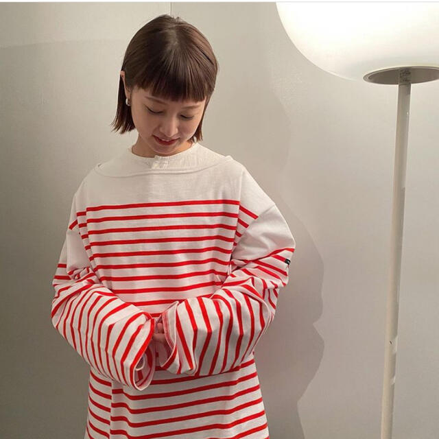 COMOLI(コモリ)のoutil   sosite 別注 赤×白ボーダーシャツ　サイズ2  新品未使用 レディースのトップス(カットソー(長袖/七分))の商品写真