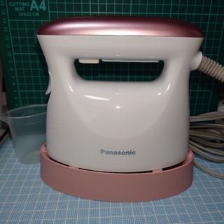 パナソニック(Panasonic)のPanasonic   衣類スチーマー/ピンクゴールド(NI-FS550)(アイロン)
