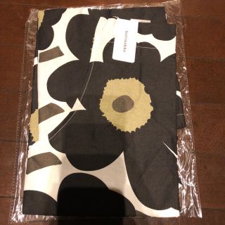 マリメッコ(marimekko)のマリメッコ　新品　エプロン　ブラック　ウニッコ(収納/キッチン雑貨)