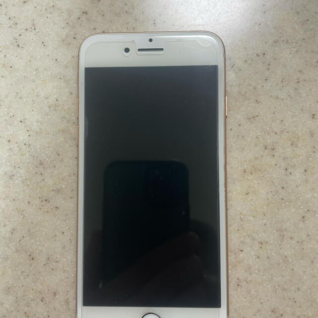 Apple(アップル)のiphone8 64G. gold SIMロック解除済 スマホ/家電/カメラのスマートフォン/携帯電話(スマートフォン本体)の商品写真