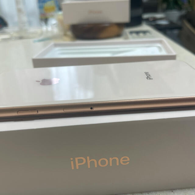 Apple(アップル)のiphone8 64G. gold SIMロック解除済 スマホ/家電/カメラのスマートフォン/携帯電話(スマートフォン本体)の商品写真