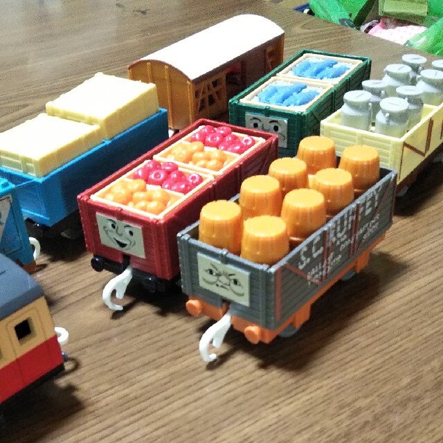 TOMMY(トミー)のプラレール トーマス 貨車 8点セット キッズ/ベビー/マタニティのおもちゃ(電車のおもちゃ/車)の商品写真