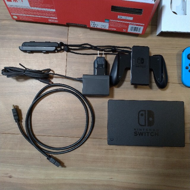 Nintendo Switch(ニンテンドースイッチ)の任天堂　switch　本体　保護カバー有り　別売りのコントローラー付き エンタメ/ホビーのゲームソフト/ゲーム機本体(家庭用ゲーム機本体)の商品写真