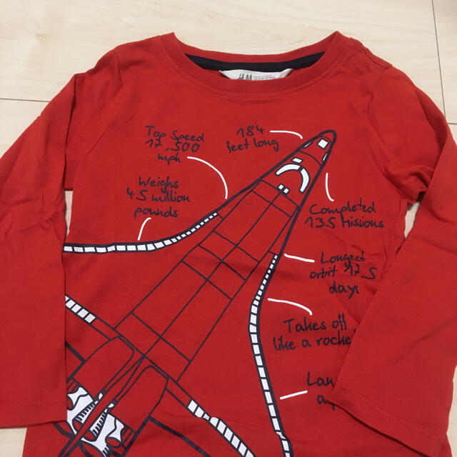 H&M(エイチアンドエム)のH&M 男の子　長袖Tシャツ 90㎝　赤 キッズ/ベビー/マタニティのキッズ服男の子用(90cm~)(Tシャツ/カットソー)の商品写真