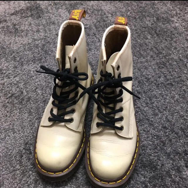 Dr.Martens(ドクターマーチン)のドクターマーチン　白 レディースの靴/シューズ(ブーツ)の商品写真