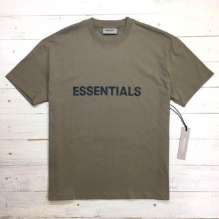 フィアオブゴッド(FEAR OF GOD)の新品【メンズS】★エッセンシャルズ★厚手生地！フロントロゴ半袖Tシャツ/茶(Tシャツ/カットソー(半袖/袖なし))