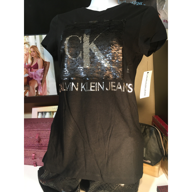 アメリカ限定新商品　Calvin Klein カルバンクライン VネックTシャツ