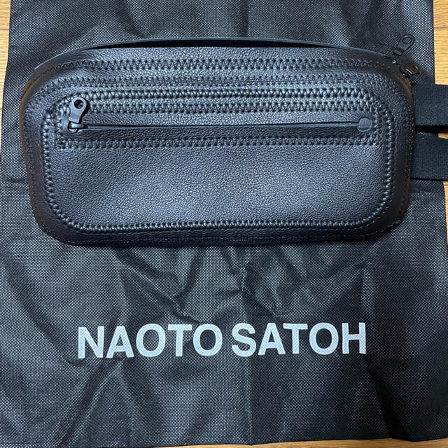 【NAOTO SATOH】スクエアボディバッグ・ブラック レディースのバッグ(ボディバッグ/ウエストポーチ)の商品写真