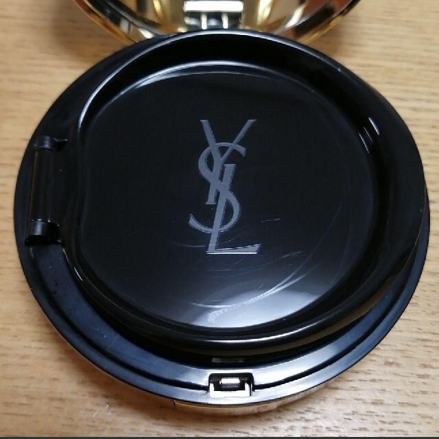 Yves Saint Laurent Beaute(イヴサンローランボーテ)の専用イヴ・サンローラン アンクルドポー ルクッションN 25 クッションファンデ コスメ/美容のベースメイク/化粧品(ファンデーション)の商品写真