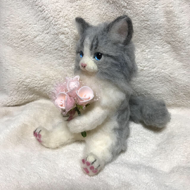 羊毛フェルト お花を持ったラグドールの子猫ちゃん ハンドメイド 母の