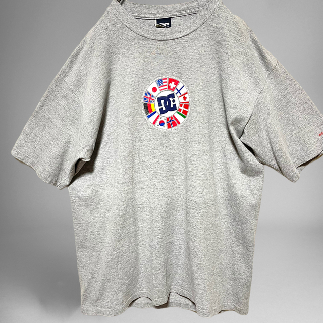 【希少】DC 90s プリントTシャツ 古着 USA製 グレー 国旗 メンズのトップス(Tシャツ/カットソー(半袖/袖なし))の商品写真