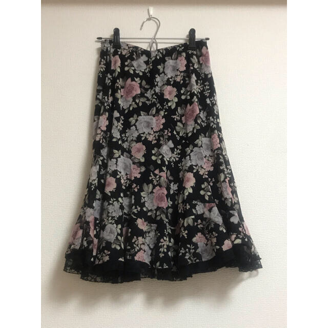 L'EST ROSE(レストローズ)のゆかみん様専用❤️レストローズ　花柄スカート  2点 レディースのスカート(ひざ丈スカート)の商品写真