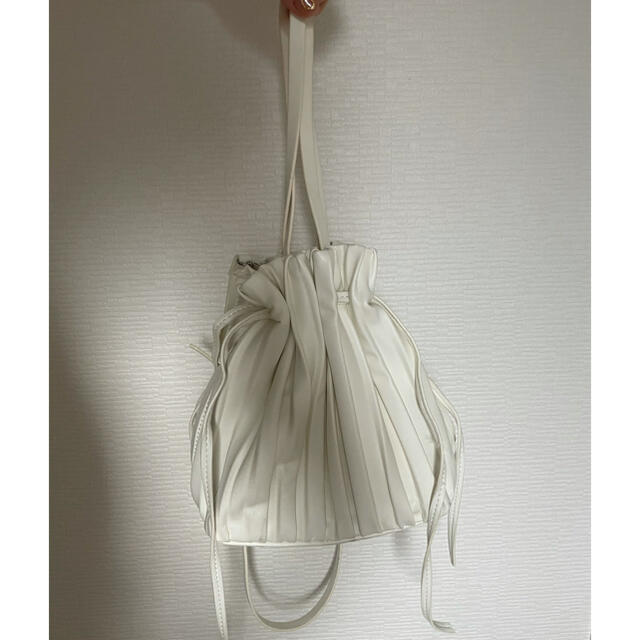 ZARA(ザラ)のZARA  バッグ　白　巾着バッグ　プリーツバッグ レディースのバッグ(ショルダーバッグ)の商品写真