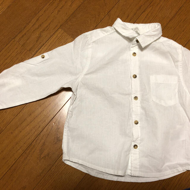H&M(エイチアンドエム)の白シャツ　90 100 キッズ/ベビー/マタニティのキッズ服男の子用(90cm~)(Tシャツ/カットソー)の商品写真