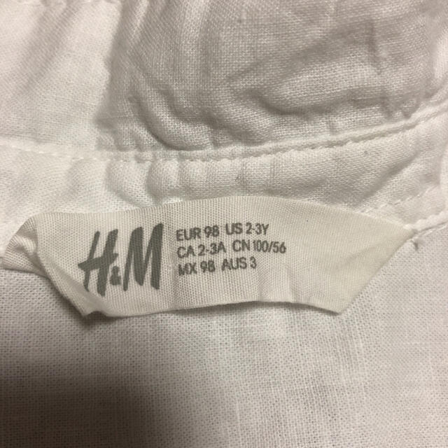 H&M(エイチアンドエム)の白シャツ　90 100 キッズ/ベビー/マタニティのキッズ服男の子用(90cm~)(Tシャツ/カットソー)の商品写真