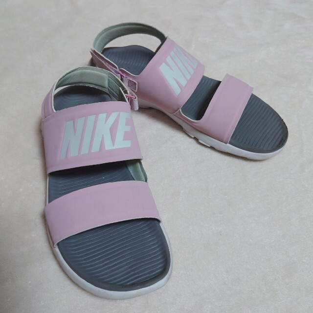 NIKE(ナイキ)の【ゆ様】ナイキ NIKE タンジュン サンダル ピンク グレー レディースの靴/シューズ(サンダル)の商品写真