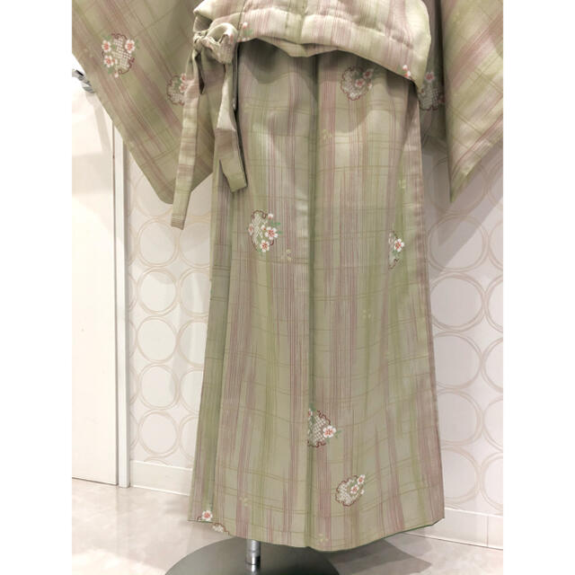 着物リメイク 淡緑 丸に花柄 ショート丈羽織・巻きスカート 上下セット レディースのレディース その他(セット/コーデ)の商品写真