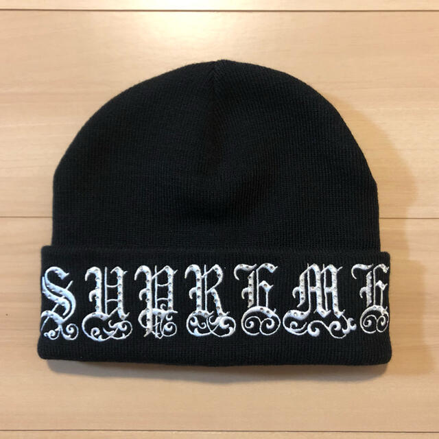 Supreme(シュプリーム)のシュプリーム　Old English Rhinestone Beanie メンズの帽子(ニット帽/ビーニー)の商品写真