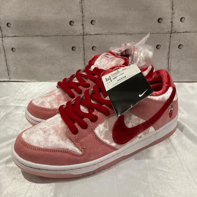 NIKE(ナイキ)の【新品未使用】ナイキ×ストレンジラブ SB DUNK LOW PRO QS メンズの靴/シューズ(スニーカー)の商品写真