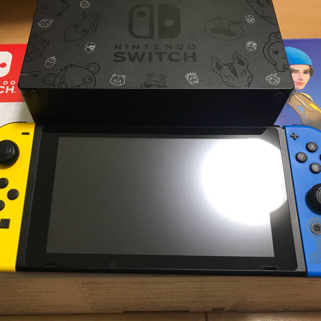 Nintendo Switch(ニンテンドースイッチ)のFortnite Switch 本体セット　コードあり エンタメ/ホビーのゲームソフト/ゲーム機本体(家庭用ゲーム機本体)の商品写真