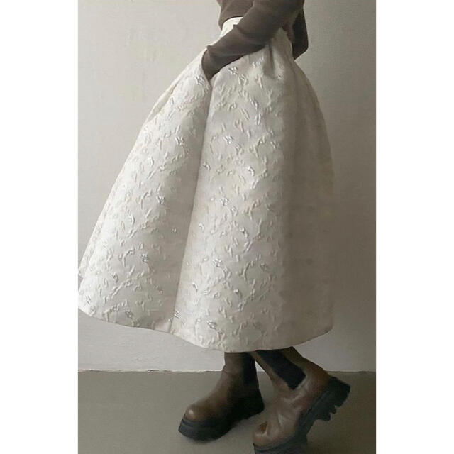 新品★HOWDY ジャガードスカート白 ハウディ 膝丈 花柄 レディースのスカート(ロングスカート)の商品写真