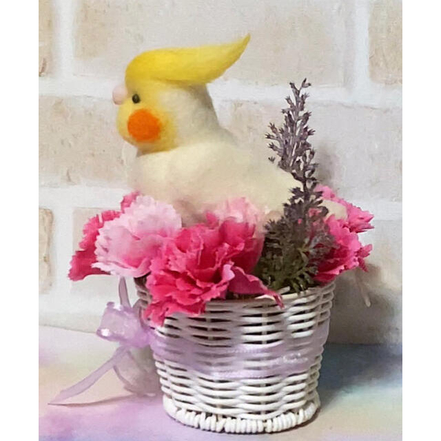 ハンドメイド羊毛フェルト。オカメインコ。カーネーションの花カゴ。母の日。贈り物。