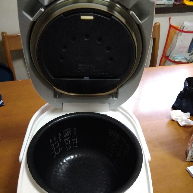 日立(ヒタチ)の少しだけお値下げしました！HITACHI中古炊飯器・RZ-BX100M スマホ/家電/カメラの調理家電(炊飯器)の商品写真