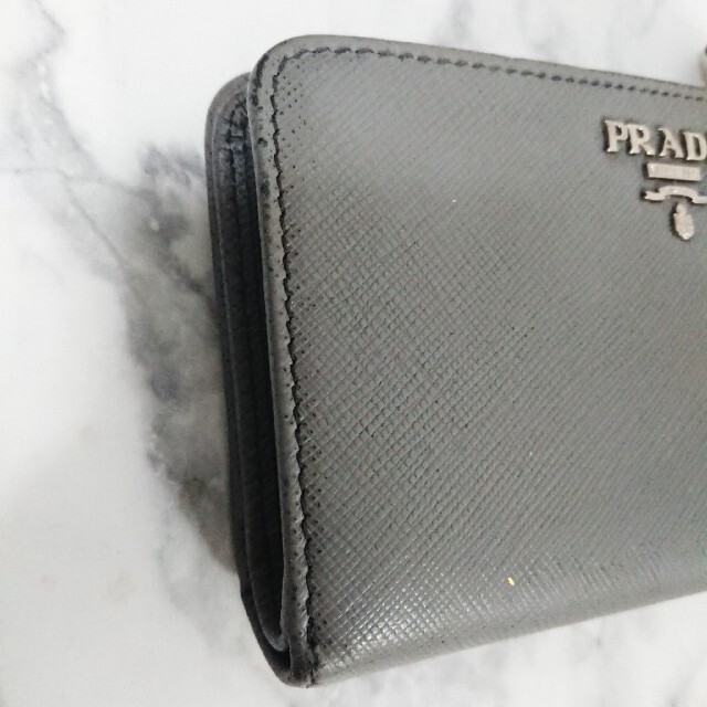 PRADA(プラダ)のPRADA 二つ折り財布 サフィアーノ レザー グレー バイカラー プラダ レディースのファッション小物(財布)の商品写真