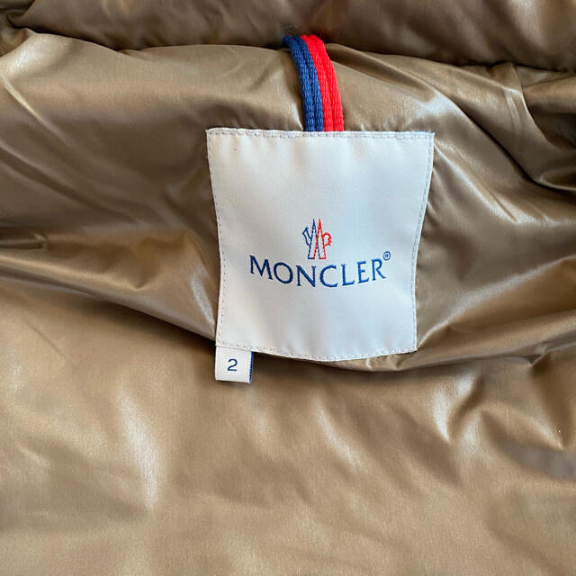 MONCLER(モンクレール)のモンクレール チベットスペシャル シャイニーモカベージュ ダウンベスト メンズのジャケット/アウター(ダウンジャケット)の商品写真