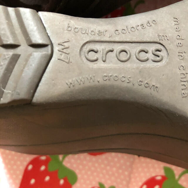 crocs(クロックス)のクロックス　W 7  ジニー　ダークブラウン レディースの靴/シューズ(サンダル)の商品写真