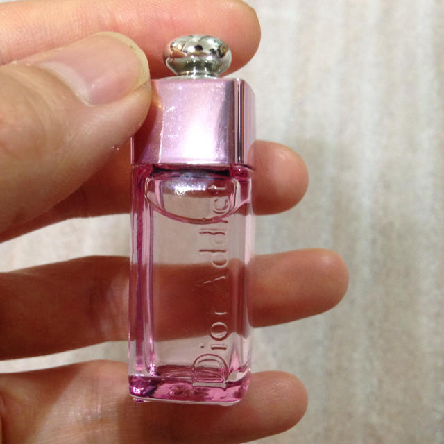 Dior(ディオール)の未使用！ディオールのミニ香水！Dior Addict コスメ/美容の香水(香水(女性用))の商品写真