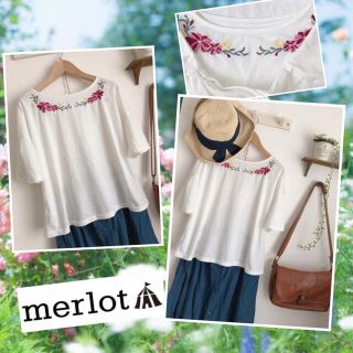 メルロー(merlot)のmerlot メルロー 花柄刺繍半袖カットソー Tシャツ sizeＦ(カットソー(半袖/袖なし))