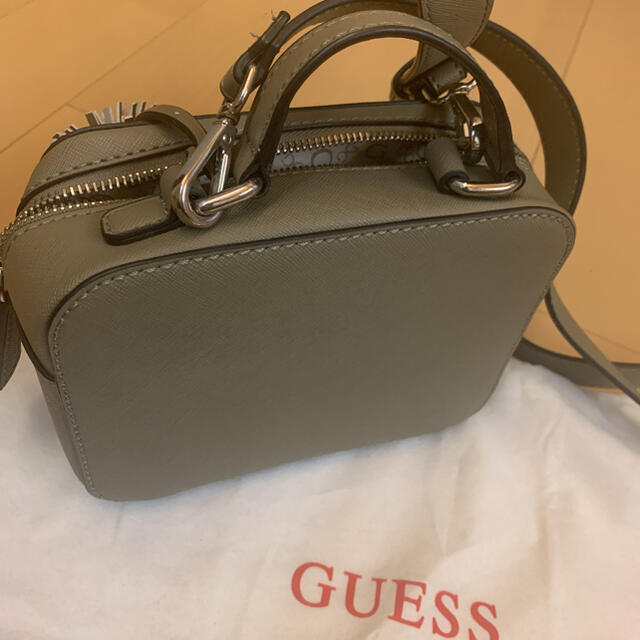 GUESS(ゲス)のゲス　ショルダーバッグ　グレー　カーキ  フリンジ　カメラバッグ レディースのバッグ(ショルダーバッグ)の商品写真