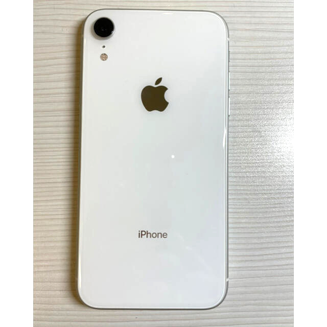 iPhone(アイフォーン)のiPhone XR White 128 GB au スマホ/家電/カメラのスマートフォン/携帯電話(スマートフォン本体)の商品写真