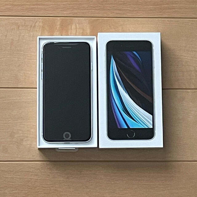 Apple(アップル)のiPhone SE2 新品・未使用　第二世代　ホワイト　64GB SIMフリー スマホ/家電/カメラのスマートフォン/携帯電話(スマートフォン本体)の商品写真