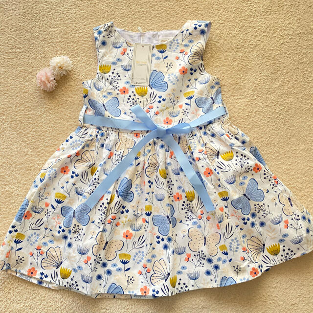 130 子供 蝶と花柄 の プリント ノースリーブ ブルーリボン ワンピース♡ キッズ/ベビー/マタニティのキッズ服女の子用(90cm~)(ワンピース)の商品写真