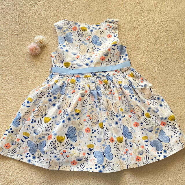 130 子供 蝶と花柄 の プリント ノースリーブ ブルーリボン ワンピース♡ キッズ/ベビー/マタニティのキッズ服女の子用(90cm~)(ワンピース)の商品写真