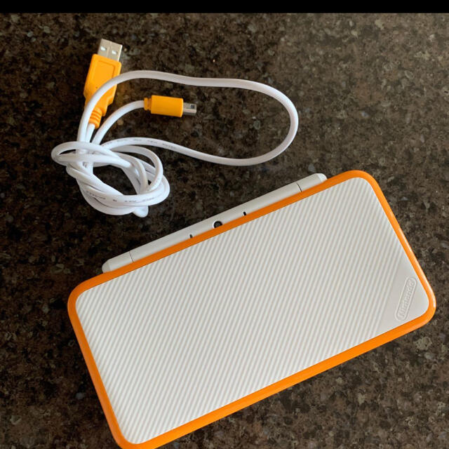 輝く高品質な ニンテンドー2DS ホワイト×オレンジ　ほぼ未使用　充電ケーブル付き LL Newニンテンドー2DS - 携帯用ゲーム機本体