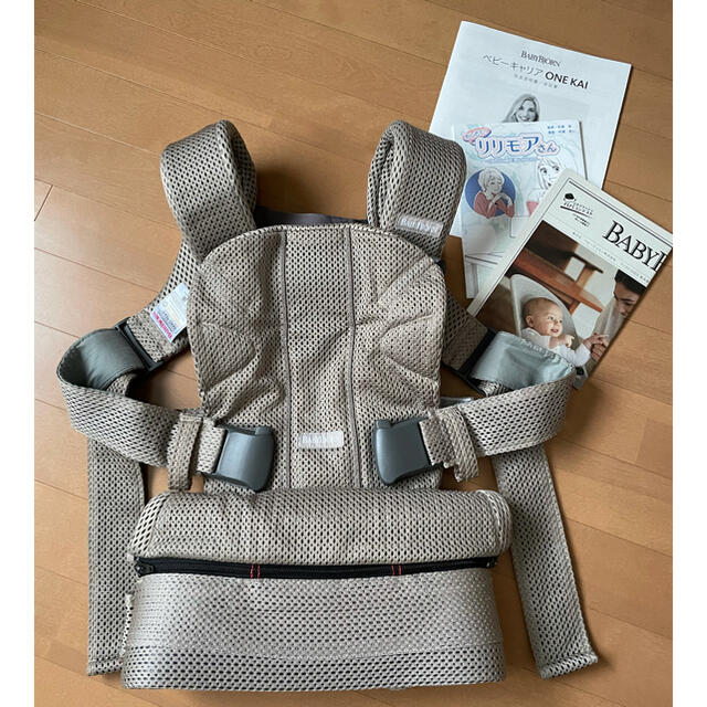 BABYBJORN(ベビービョルン)のベビービョルン　ONE KAI AIR だっこ紐　グレージュ キッズ/ベビー/マタニティの外出/移動用品(抱っこひも/おんぶひも)の商品写真