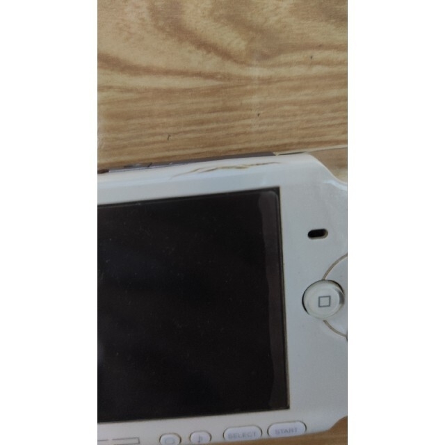 PlayStation Portable(プレイステーションポータブル)のPSP プレイステーション・ポータブル　ホワイト　ジャンク エンタメ/ホビーのゲームソフト/ゲーム機本体(携帯用ゲームソフト)の商品写真