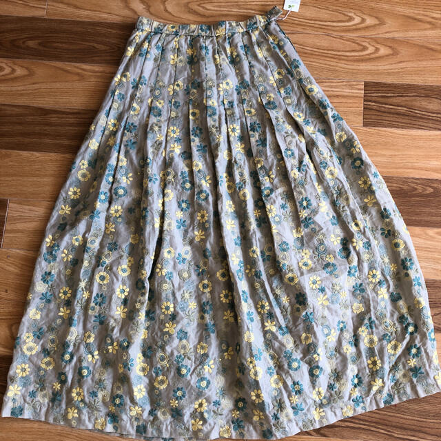 【新品未使用タグ付き！】花柄　刺繍　ロングスカート　緑　黄色 レディースのスカート(ロングスカート)の商品写真