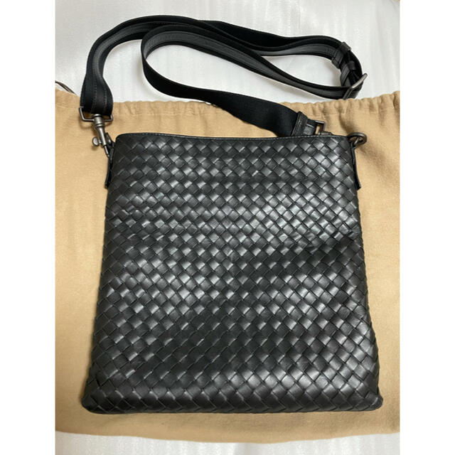 Bottega Veneta(ボッテガヴェネタ)のボッテガヴェネタ  ショルダーバッグ　ブラック　正規品　美品 メンズのバッグ(ショルダーバッグ)の商品写真